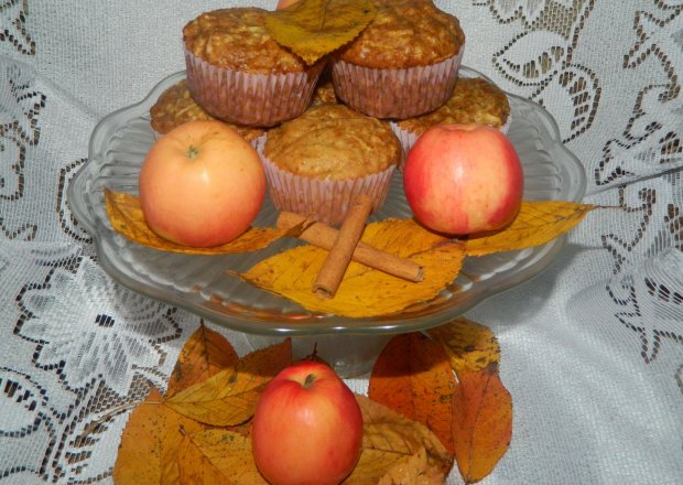 Fotografia przedstawiająca Muffinki z jabłkami i cynamonem