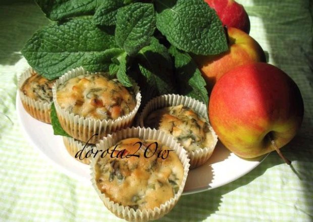Fotografia przedstawiająca Muffinki z jabłkami i miętą