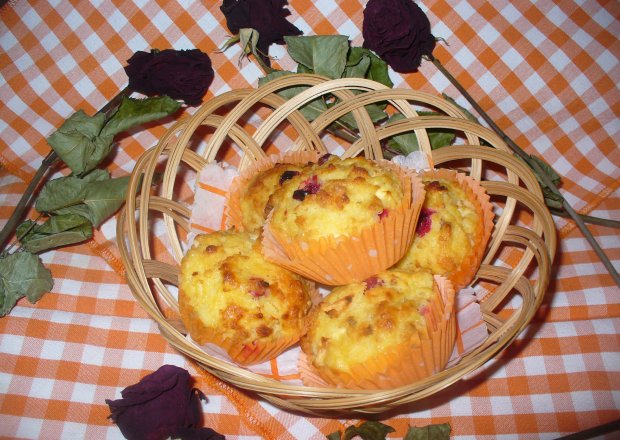 Fotografia przedstawiająca Muffinki  z jabłkami i żurwainą