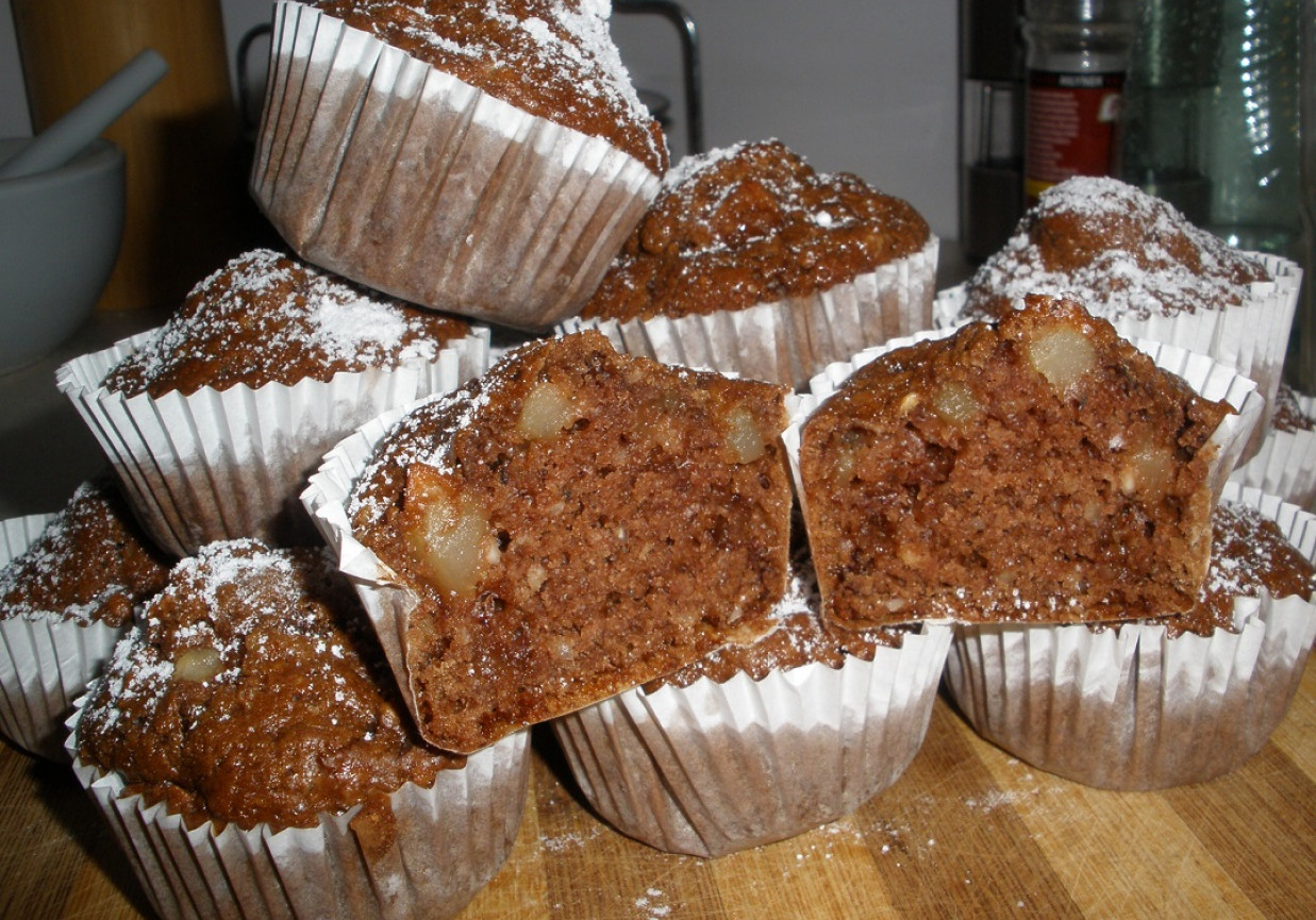 Muffinki z jabłkiem ,orzechami laskowymi i nesqikiem foto