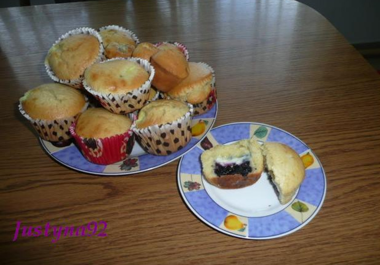 Muffinki z jagodami i budyniem foto