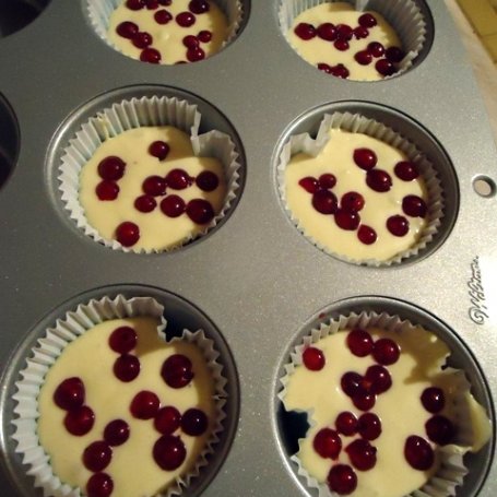Krok 2 - Muffinki z jagodami i porzeczkami foto