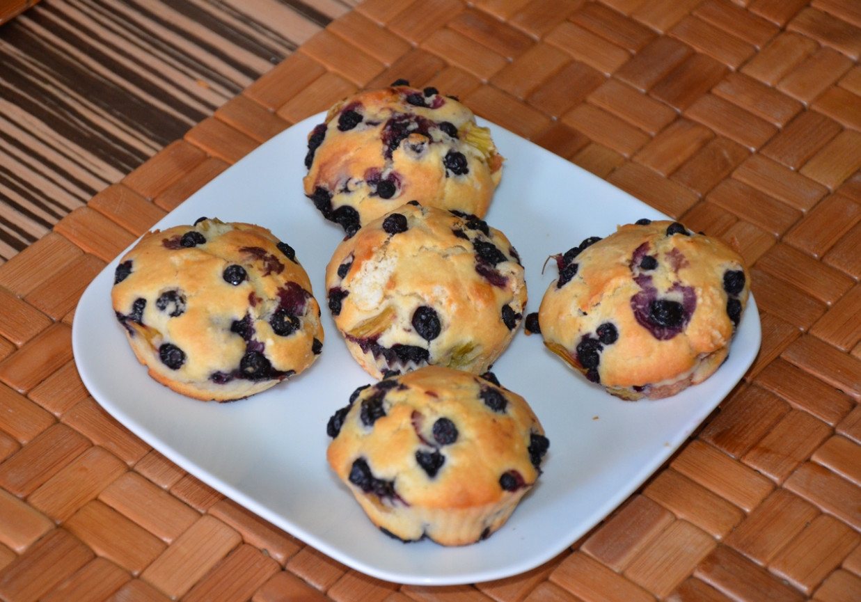 Muffinki z jagodami i rabarbarem foto