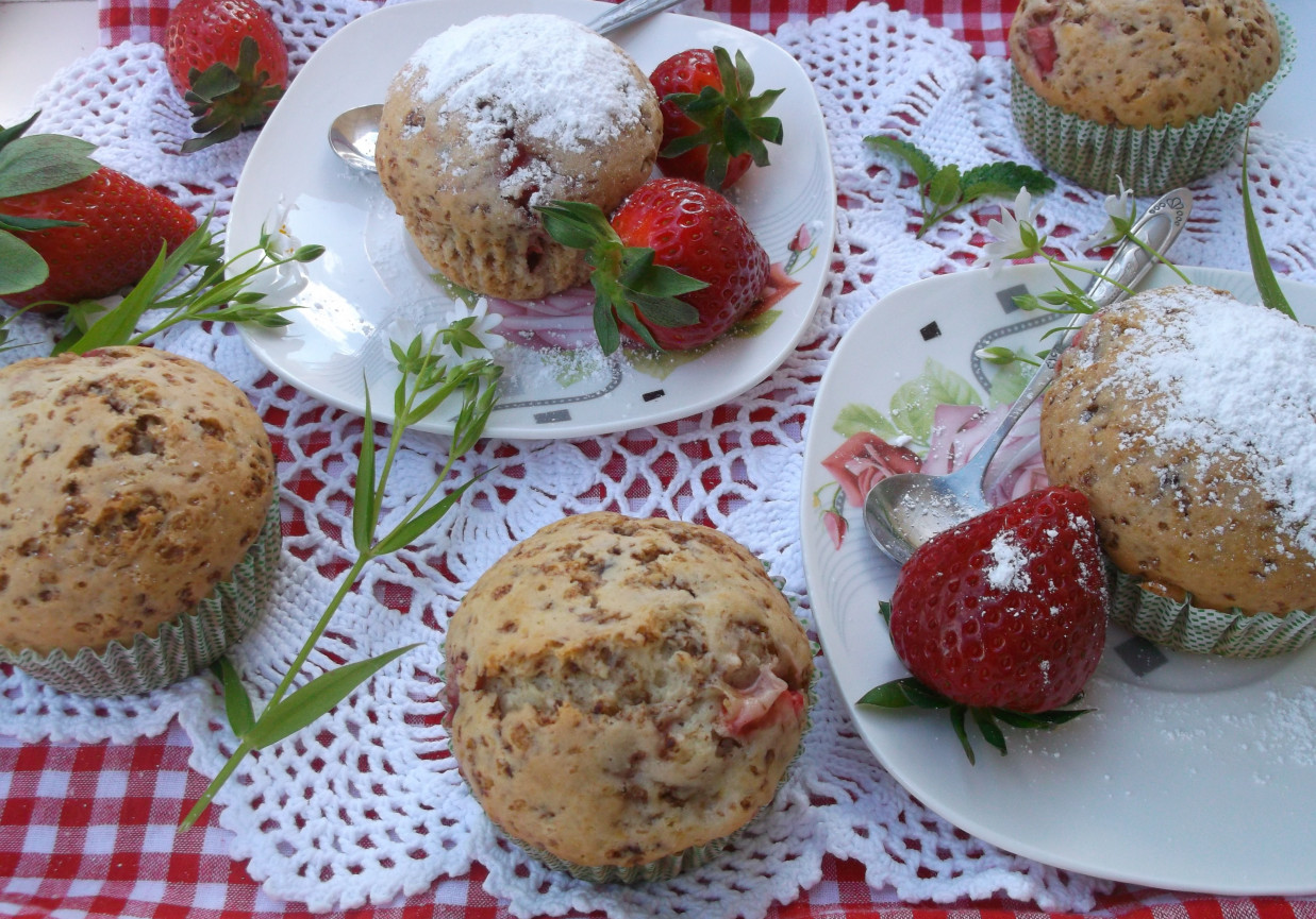 Muffinki z kardamonem i truskawkami. foto