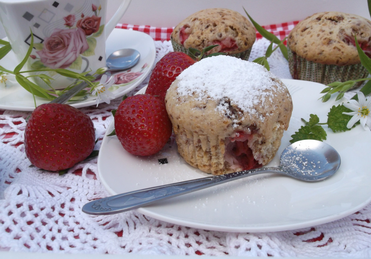 Muffinki z kardamonem i truskawkami. foto