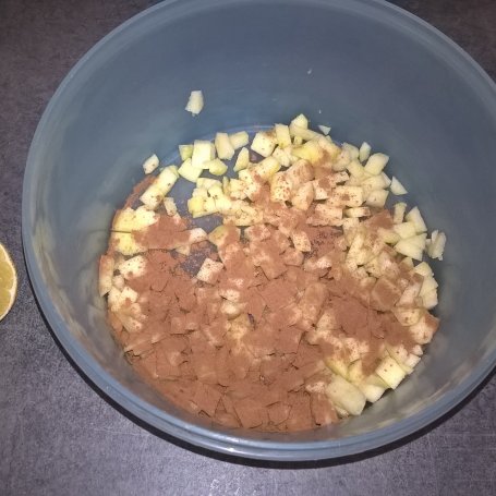 Krok 2 - Muffinki z kaszą manną, jabłkiem i cytryną foto