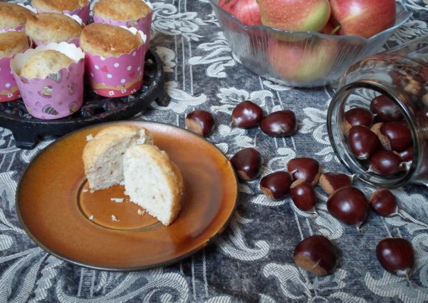 Fotografia przedstawiająca Muffinki z kasztanami i jabłkiem