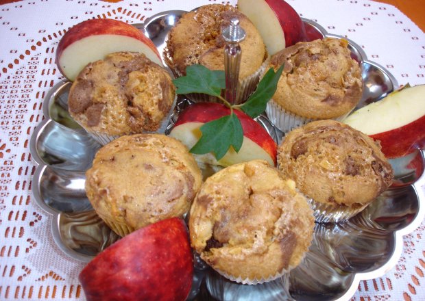 Fotografia przedstawiająca Muffinki z kawałkami jabłka