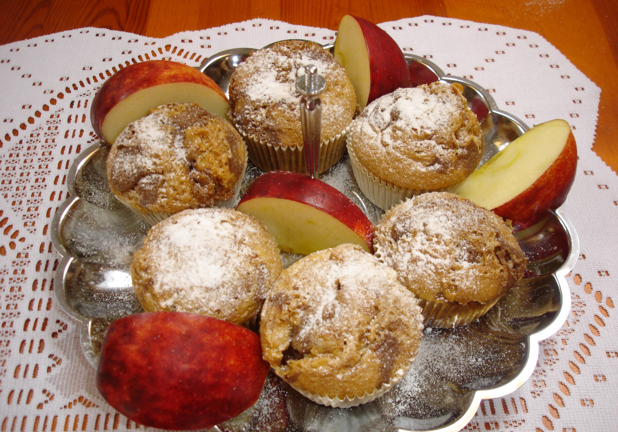 Muffinki z kawałkami jabłka foto