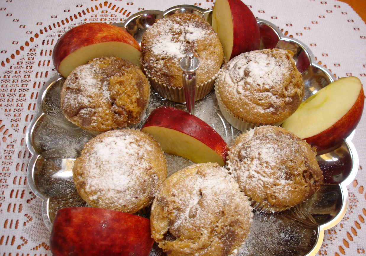 Muffinki z kawałkami jabłka foto