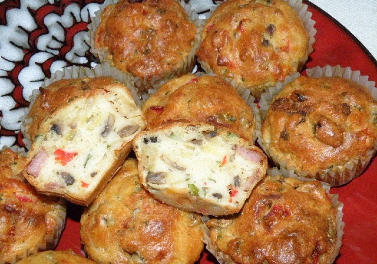 Muffinki z kiełbasą, papryką, serem i pieczarkami foto