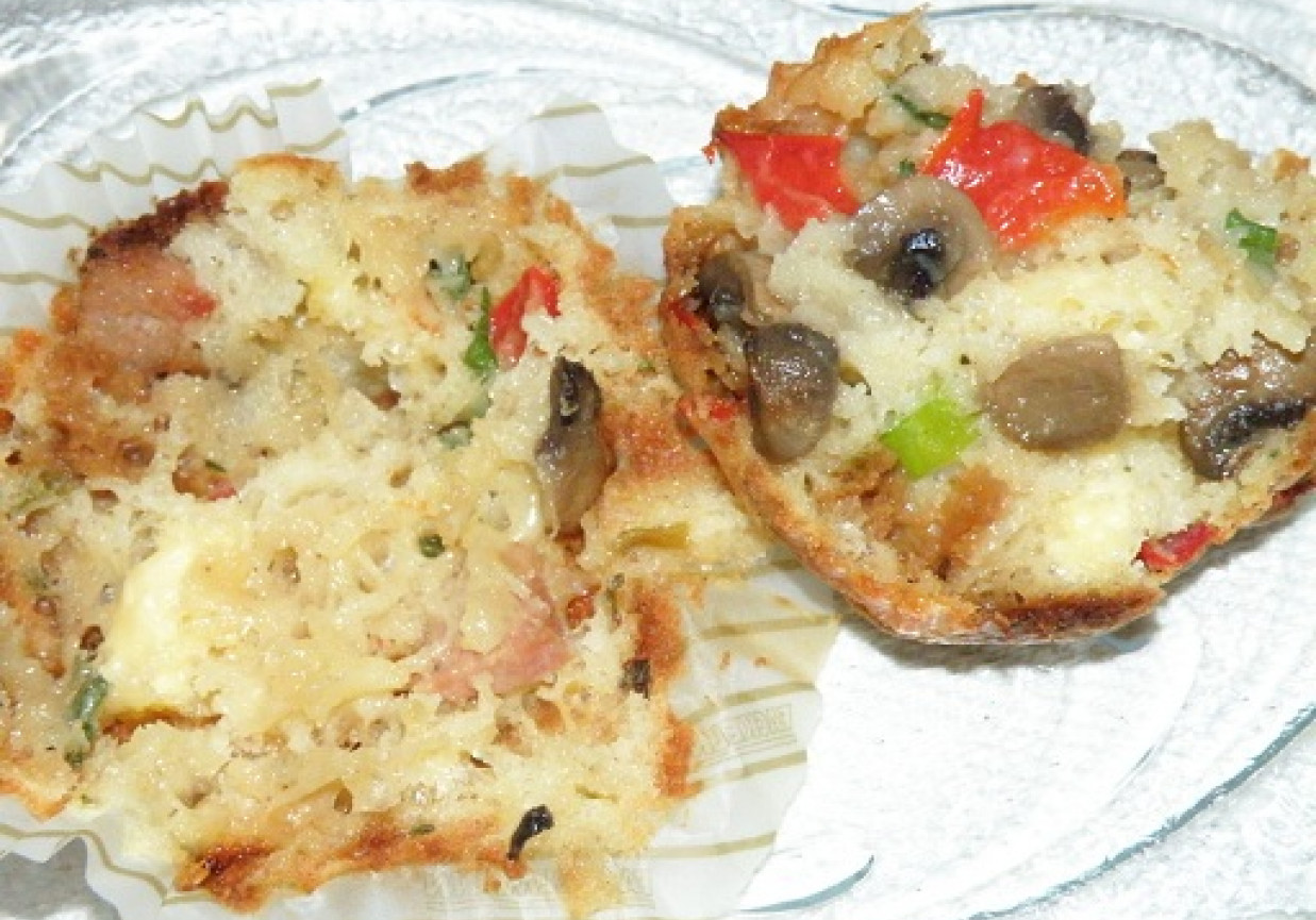 Muffinki z kiełbasą, papryką, serem i pieczarkami foto