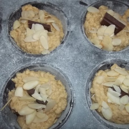 Krok 4 - Muffinki z kokosem, czekoladą i migdałami foto