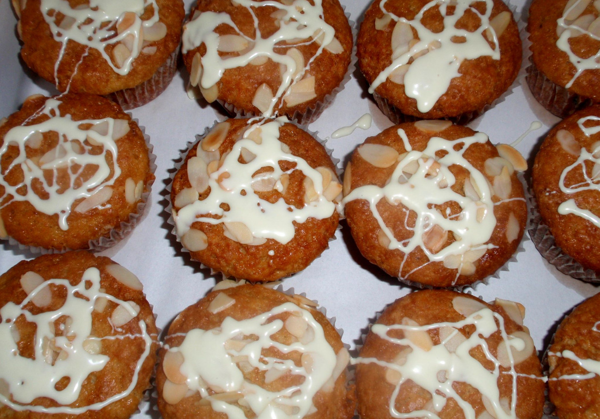 Muffinki  z makiem  i płatkami migdałowymi foto