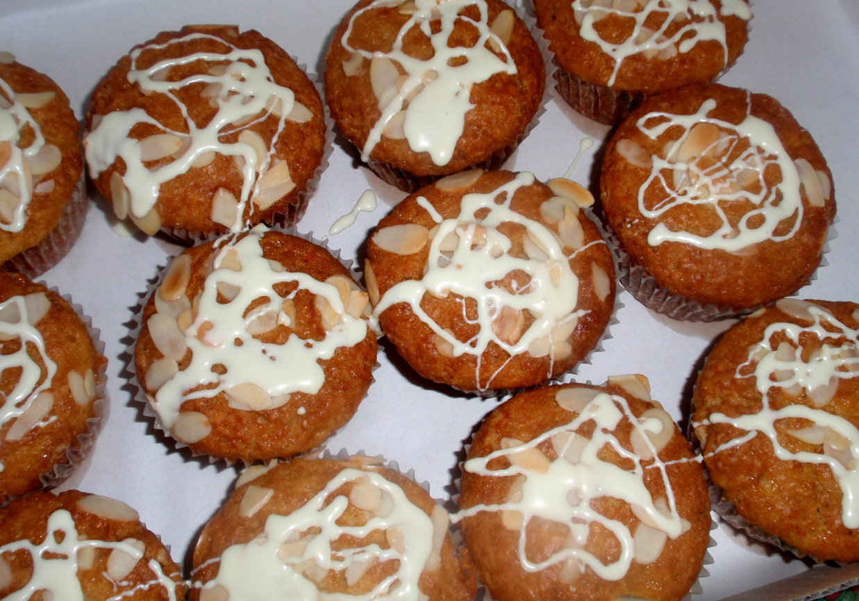 Muffinki  z makiem  i płatkami migdałowymi foto
