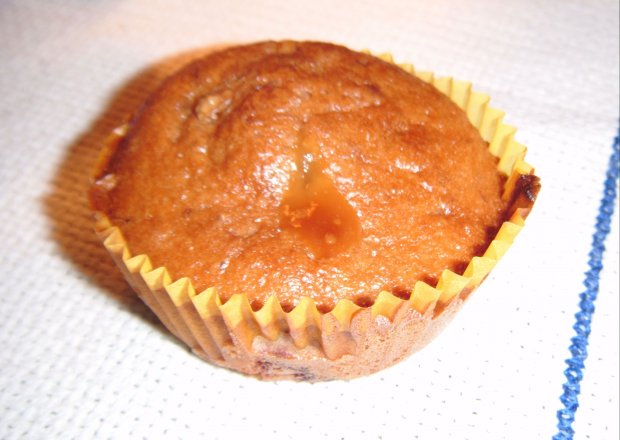 Fotografia przedstawiająca Muffinki z malinami i białą czekoladą
