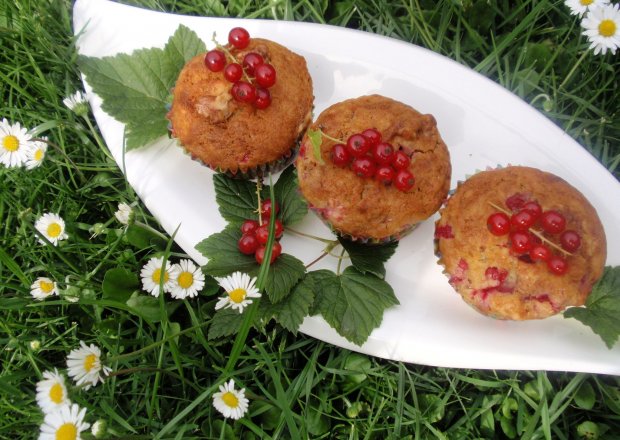 Fotografia przedstawiająca Muffinki z malinami  i czerwoną porzeczką