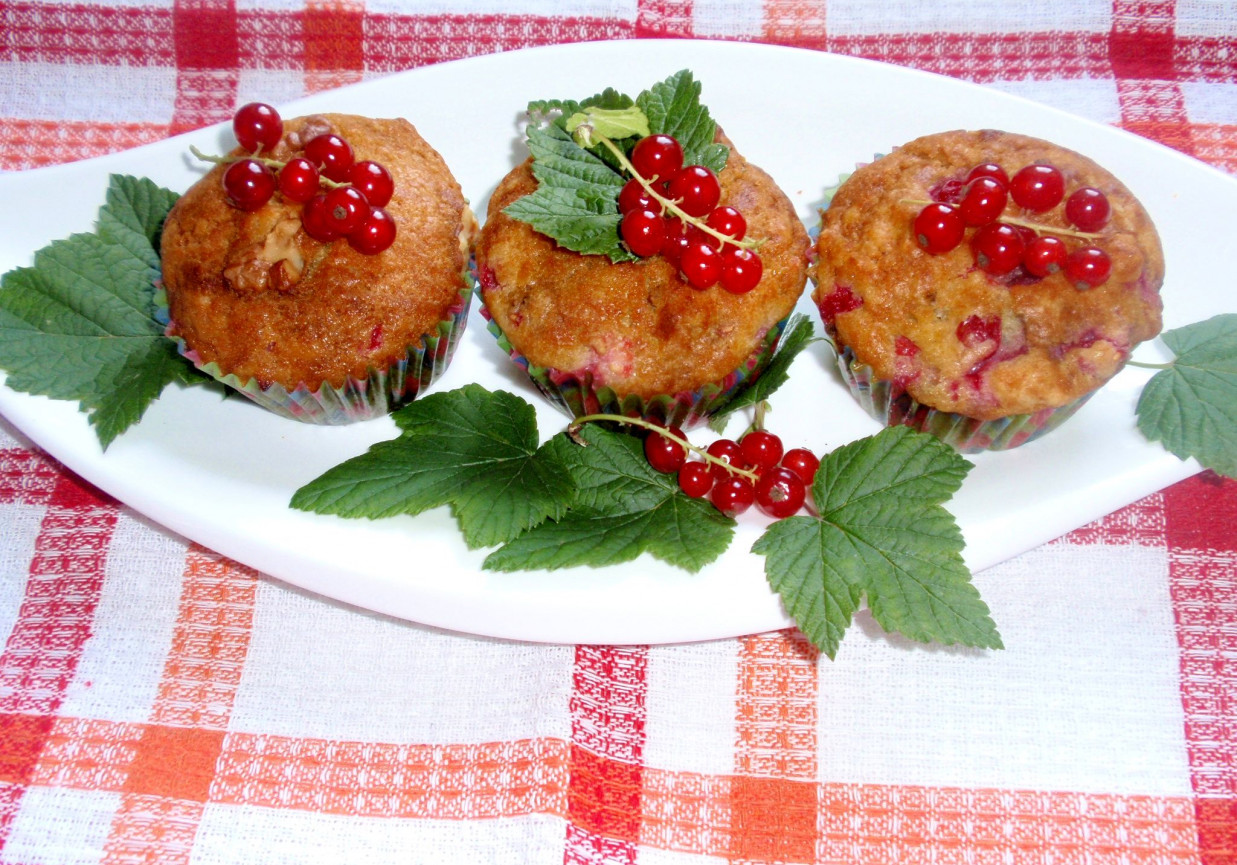 Muffinki z malinami  i czerwoną porzeczką foto