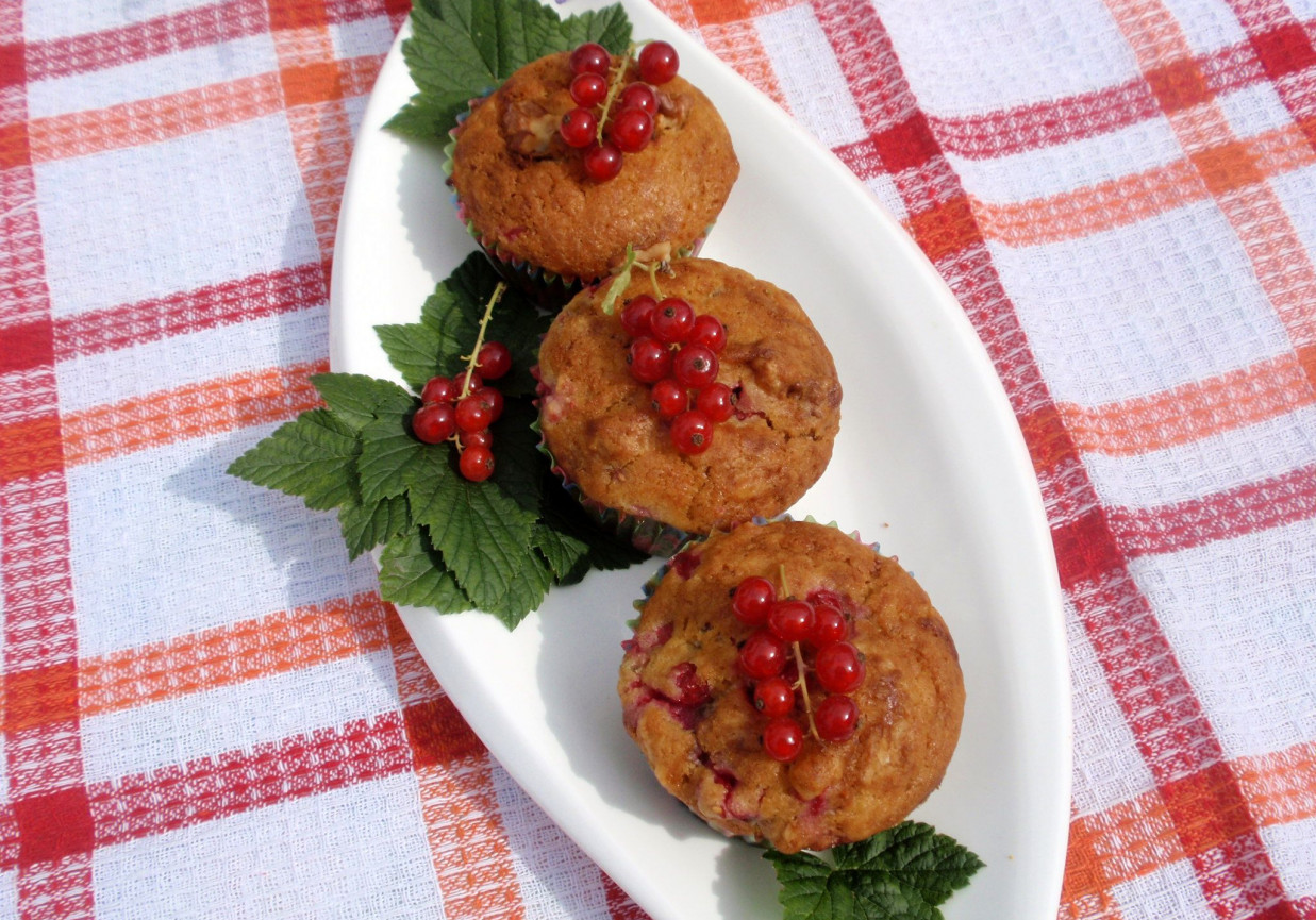 Muffinki z malinami  i czerwoną porzeczką foto