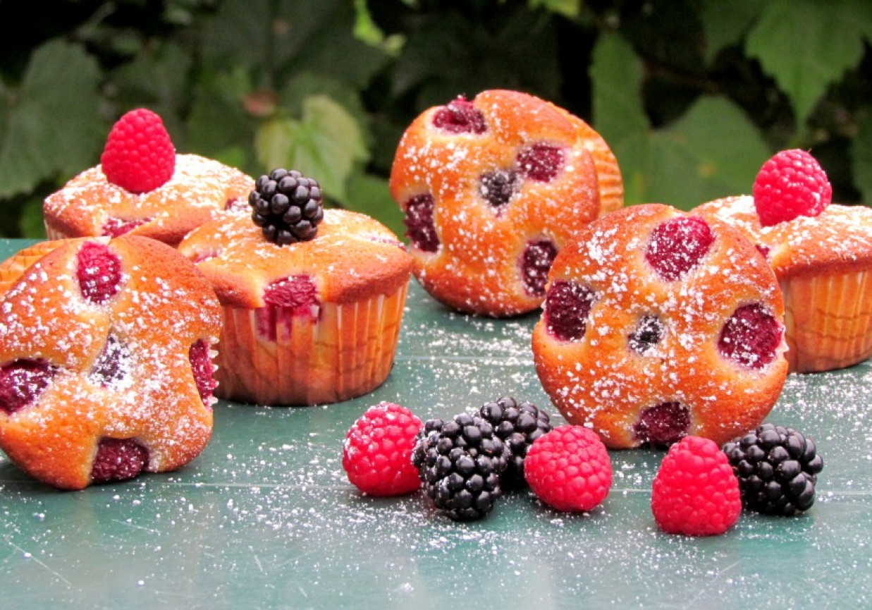 Muffinki z malinami i jeżyną foto