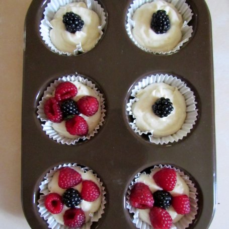 Krok 3 - Muffinki z malinami i jeżyną foto