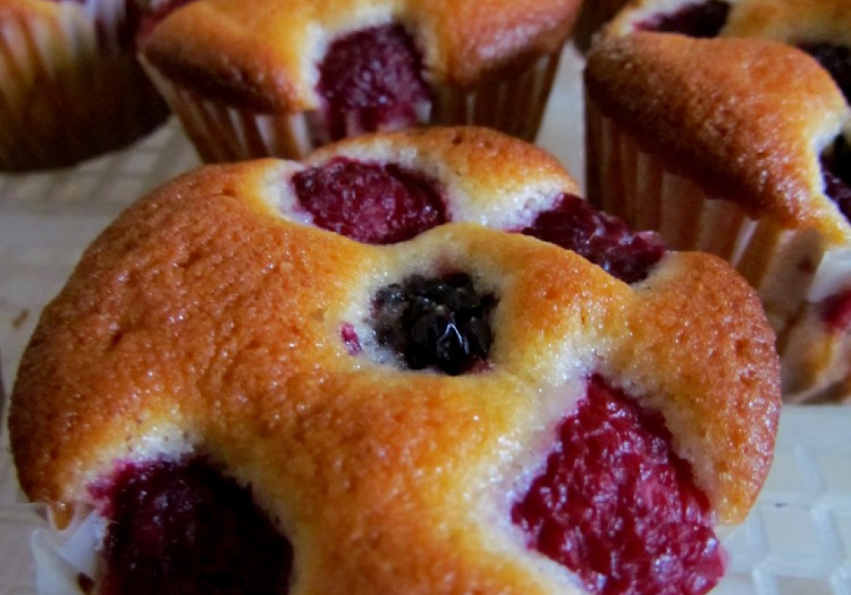 Muffinki z malinami i jeżyną foto