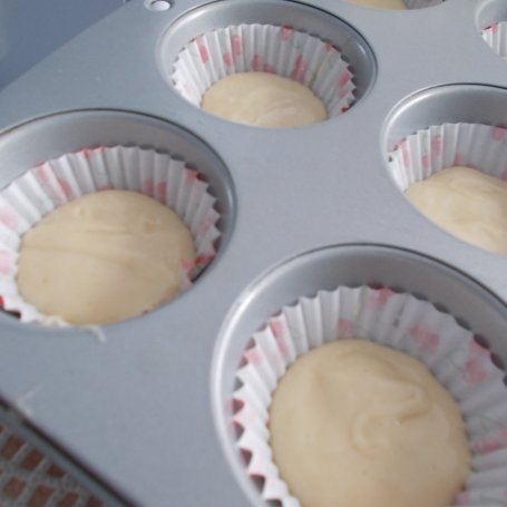 Krok 2 - Muffinki z malinami foto