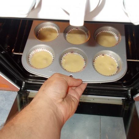 Krok 5 - Muffinki z malinami foto