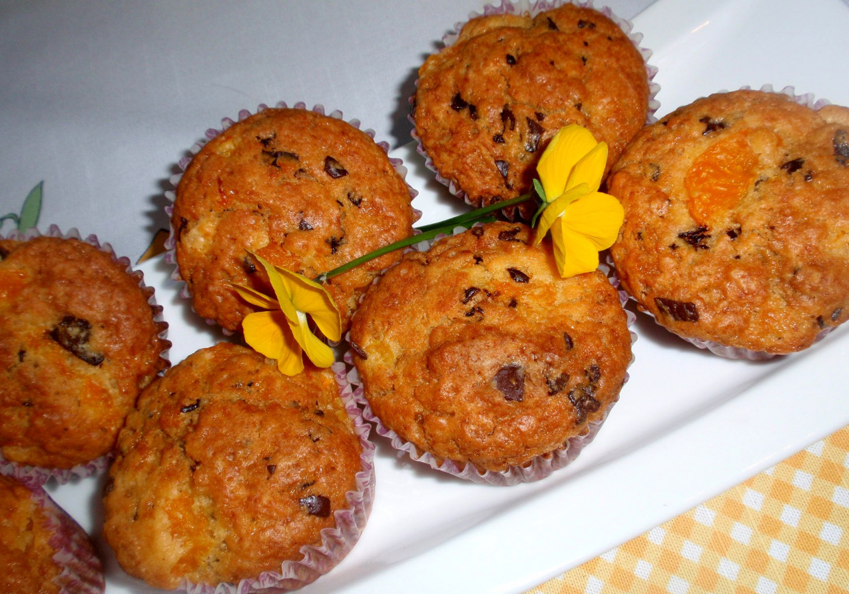 Muffinki z mandarynką i  płatkami czekoladowymi foto