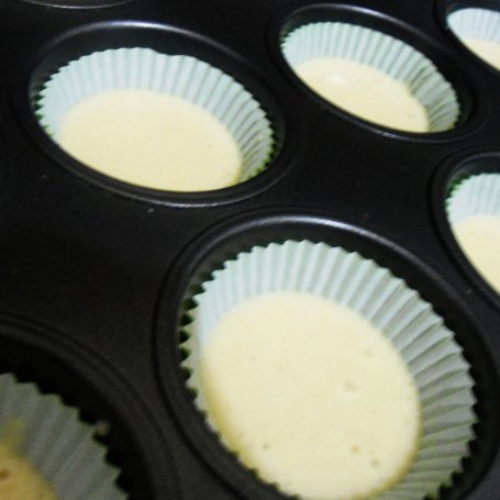 Krok 3 - Muffinki z masłem orzechowym i fistaszkami foto