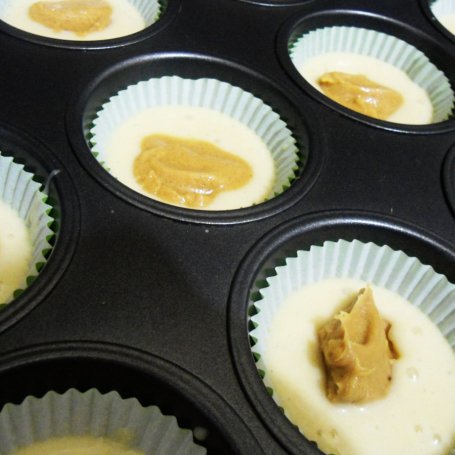 Krok 4 - Muffinki z masłem orzechowym i fistaszkami foto