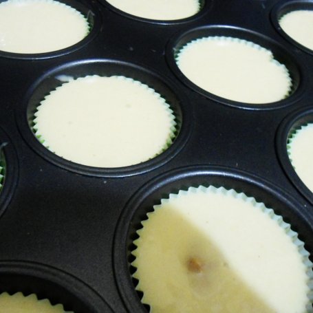 Krok 5 - Muffinki z masłem orzechowym i fistaszkami foto