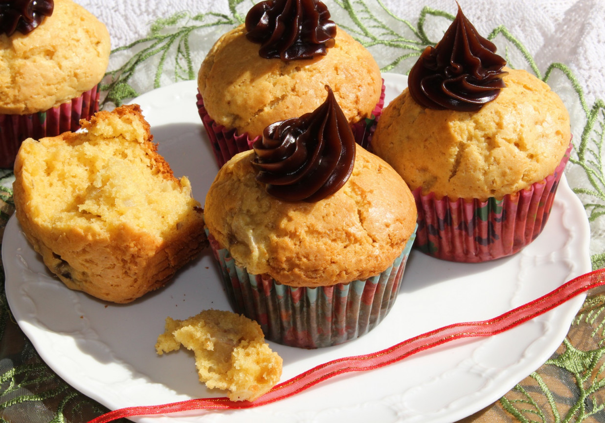 Muffinki z masłem orzechowym i kawałkami banana foto