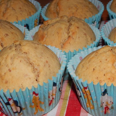 Krok 4 - Muffinki z masłem orzechowym i orzechami foto