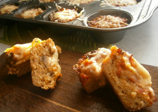 Muffinki z mięsa mielonego z dwoma farszami foto