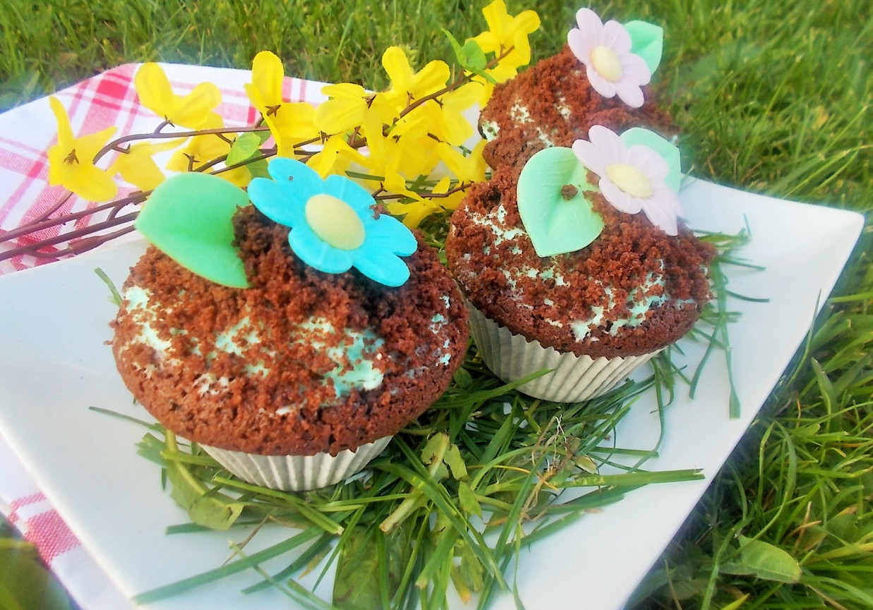 Muffinki z niebieskim kremem foto