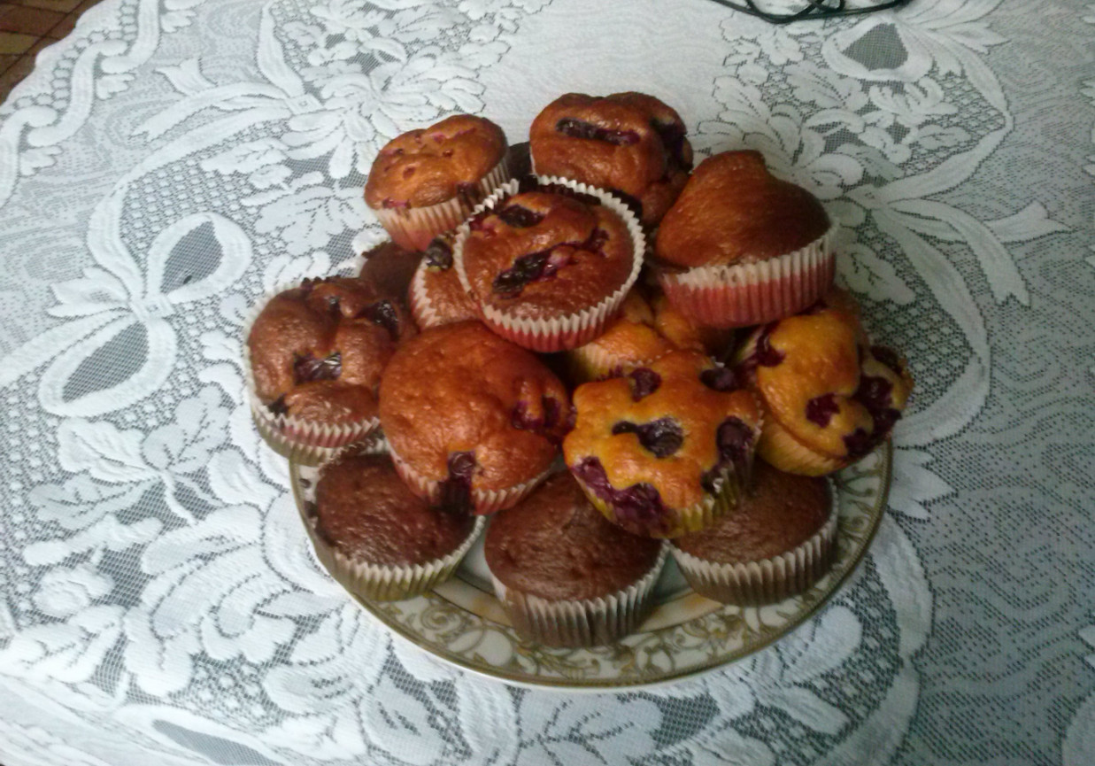 Muffinki z owocami, czekoladą i orzechami foto