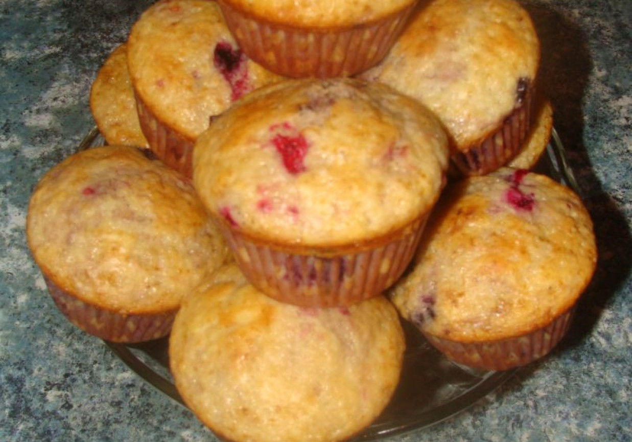 Muffinki z owocami jagodowymi na maślance foto