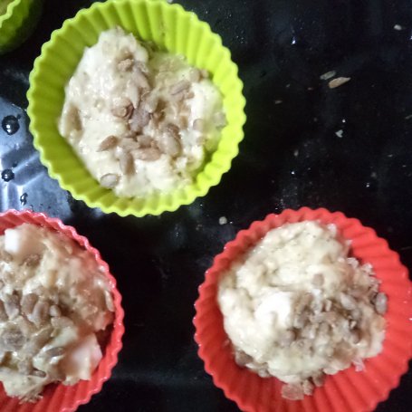 Krok 6 - Muffinki z pesto bazyliowym , Mozzarellą i słonecznikiem :) foto