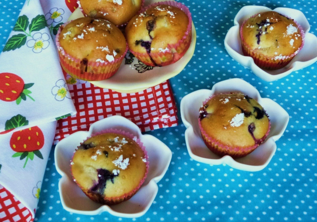 Muffinki z rabarbarem i borówkami foto
