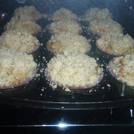 Krok 6 - Muffinki z rabarbarem i kruszonką foto