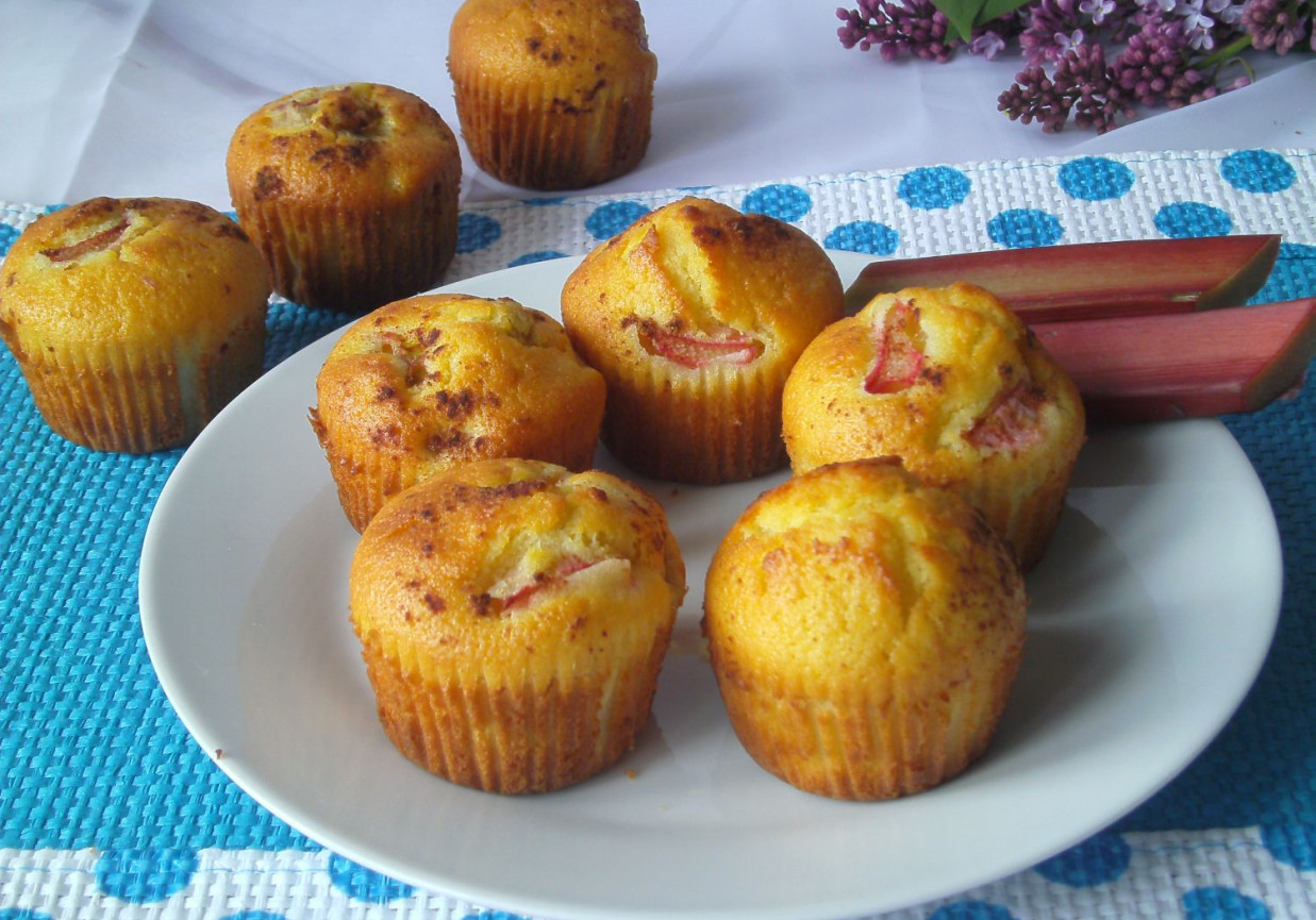Muffinki z rabarbarem i nutką cynamonu foto