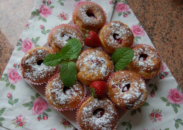 Fotografia przedstawiająca muffinki z rabarbarem i truskawką
