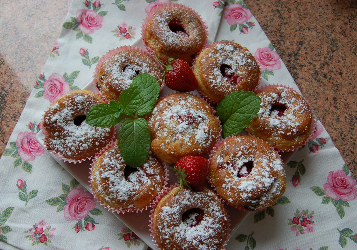 muffinki z rabarbarem i truskawką foto
