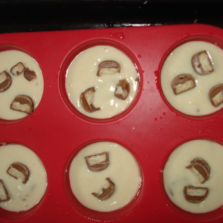 Krok 6 - Muffinki z ricotą i batonikiem :) foto