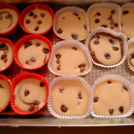 Krok 6 - Muffinki z rodzynkami i kakao foto