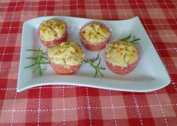 Fotografia przedstawiająca Muffinki z serem i parówkami