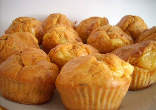 Fotografia przedstawiająca Muffinki z serem i wędliną