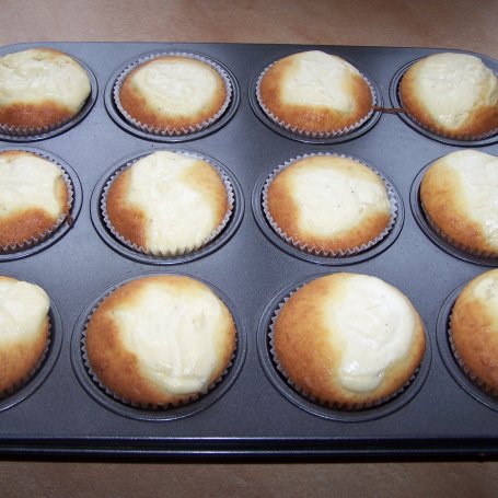 Krok 6 - Muffinki z serkiem waniliowym, czyli szybkie smakołyki :) foto