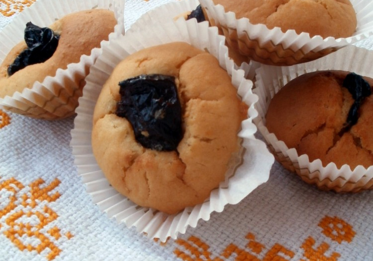 Muffinki z suszonymi śliwkami foto
